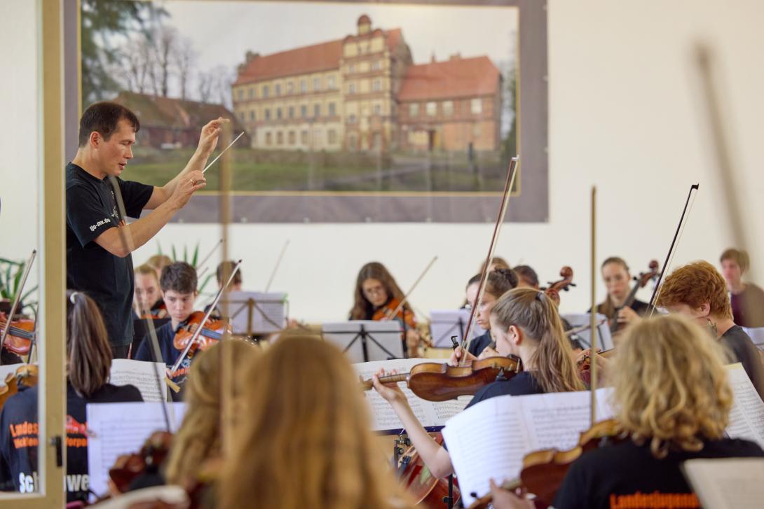 © LMR MV / Oliver Borchert Jugendsinfonieorchester musiziert in der Aula